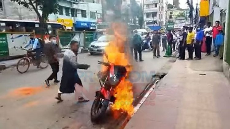 ট্রাফিক পুলিশের ওপর ক্ষুব্ধ হয়ে মোটরসাইকেলে আগুন দিলেন চালক