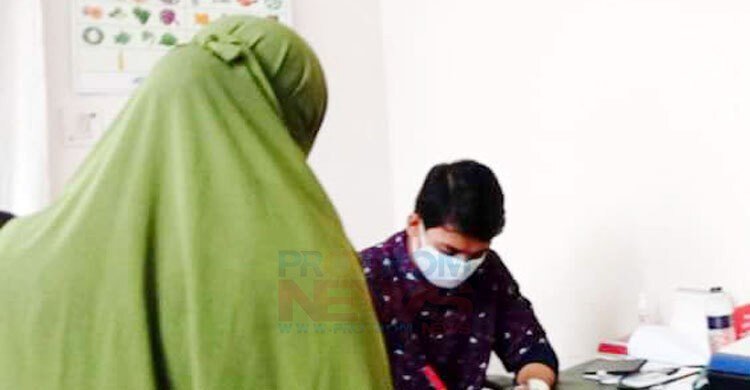 স্ত্রী থাকেন ঘরে, তার হয়ে রোগী দেখেন স্বামী