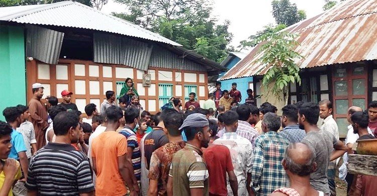 মেম্বারের বাড়িতে হাতবোমা বানানোর সময় বিস্ফোরণে আহত ৫