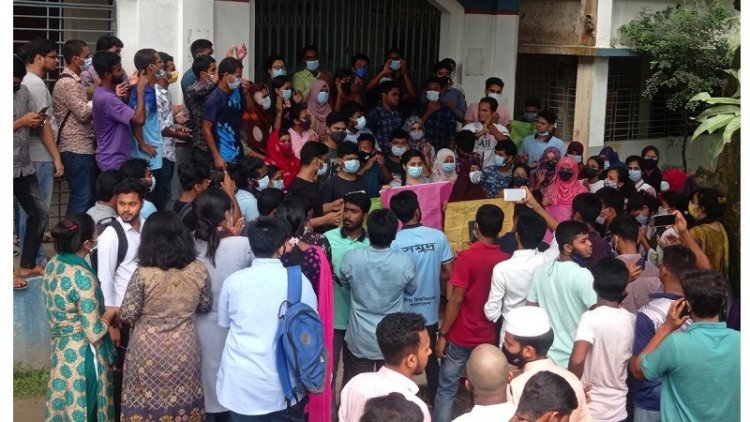চুল কর্তনকারী শিক্ষিকার বিষয়ে রবির গড়িমসি, ফের অনশনে শিক্ষার্থীরা