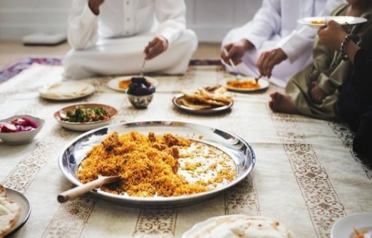 মেঝেতে বসে খাওয়ার এত উপকারিতা!