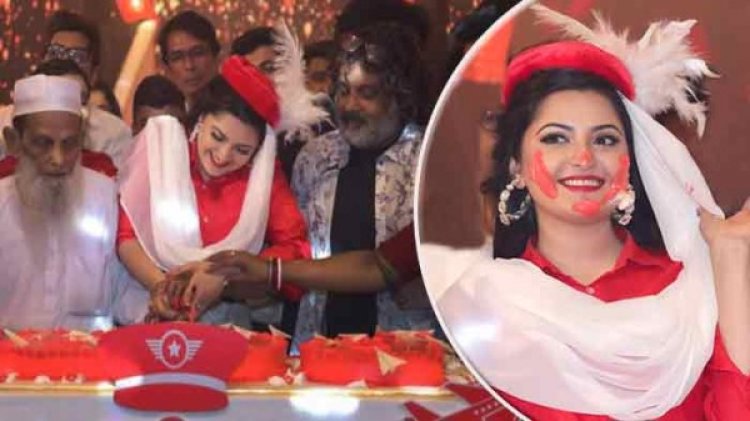 বিমানবালা বেশে নেচে গেয়ে জন্মদিন উদযাপন পরীমনির