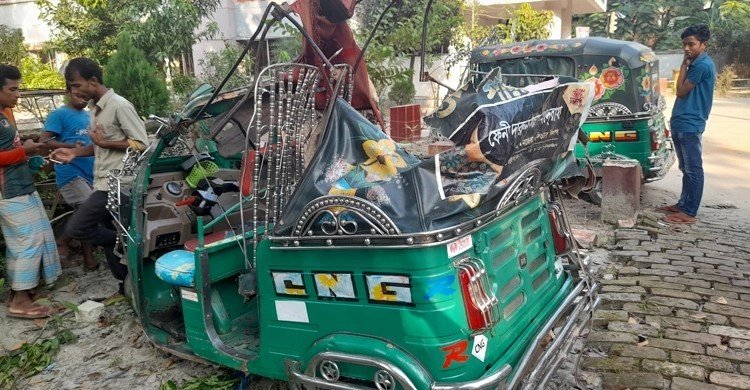 নোয়াখালীতে কাভার্ডভ্যানের ধাক্কায় দুই অটোরিকশা যাত্রী নিহত