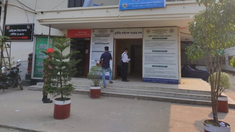 বিআরটিএ’তে দালালচক্র: আনসার সদস্য মাজেদকে হাতেনাতে ধরলেন সচিব