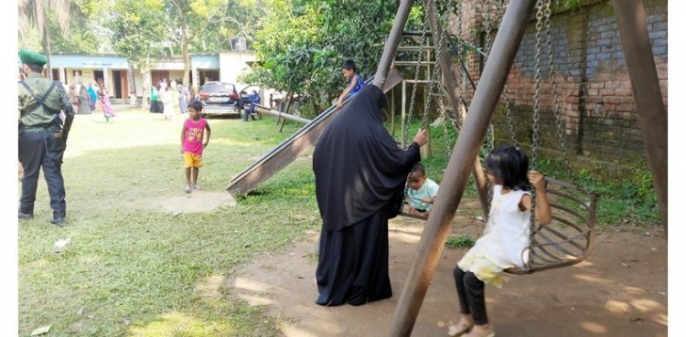 কেন্দ্রে ভোটের অপেক্ষায় মা-বাবা, মাঠে খেলায় মত্ত শিশুরা