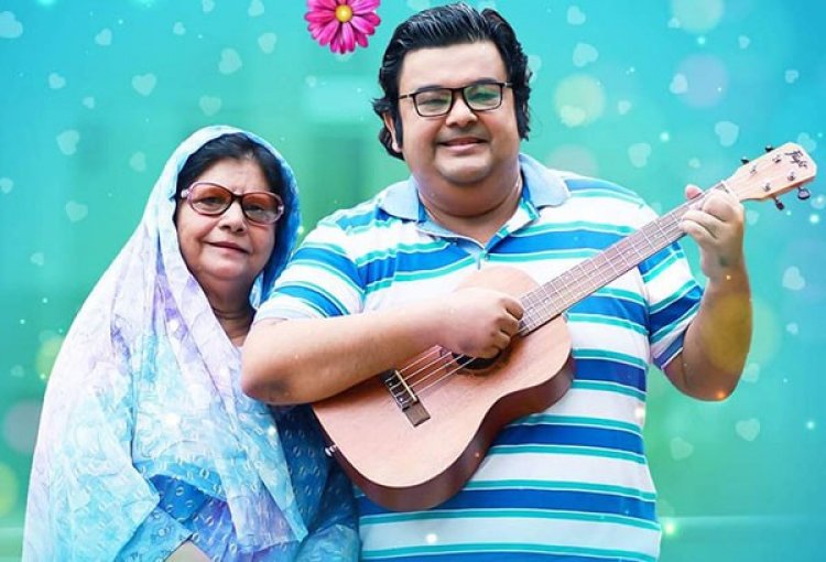 মাকে নিয়ে হাজির আনন্দ খালেদ