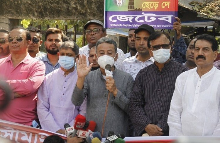 ক্ষমতাসীন দলের ‘লুটপাটকারীদের লাভবান করাতেই জ্বালানি তেলের দাম বৃদ্ধি : খসরু