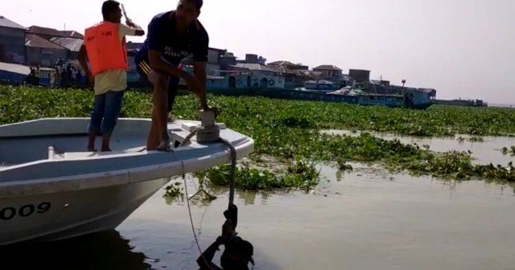 চাঁদপুরে লঞ্চের ধাক্কায় যাত্রীবাহী ট্রলারডুবি, নারী নিখোঁজ