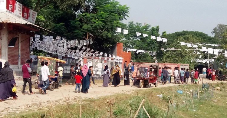 সিংগাইরে ভোটকেন্দ্রে প্রভাব বিস্তারের অভিযোগে আটক ১৭