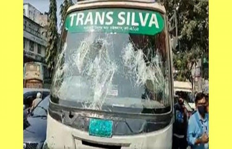 ‘হাফ ভাড়া’ দাবিতে সায়েন্সল্যাবে বাস ভাঙচুর"