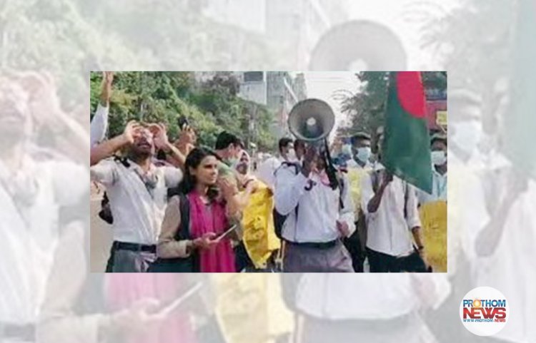 নিরাপদ সড়কের দাবিতে ফের আন্দোলনে নেমেছে রাজধানীর বিভিন্ন প্রতিষ্ঠানের শিক্ষার্থীরা