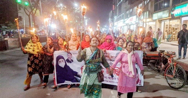 খালেদা জিয়ার চিকিৎসার দাবিতে মহিলা দলের মশাল মিছিল