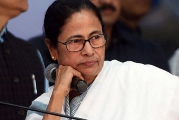 জাতীয় সংগীত ‘অবমাননা’, মমতার বিরুদ্ধে থানায় অভিযোগ