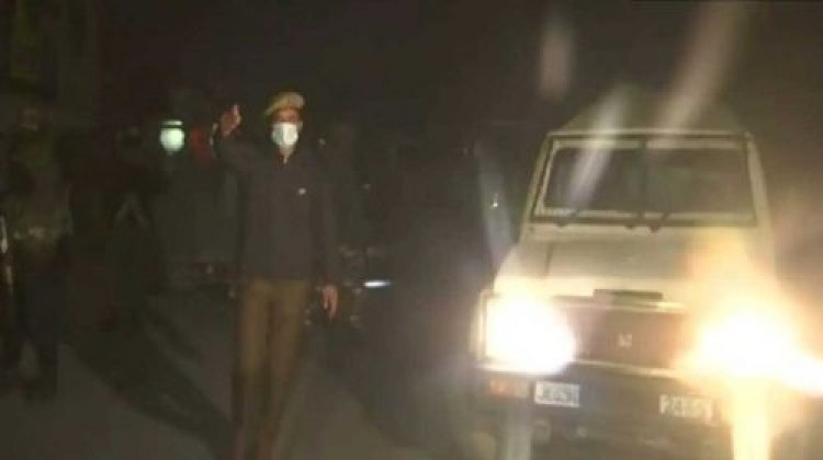 কাশ্মিরে ভারতীয় পুলিশ বাসে ভয়াবহ হামলা