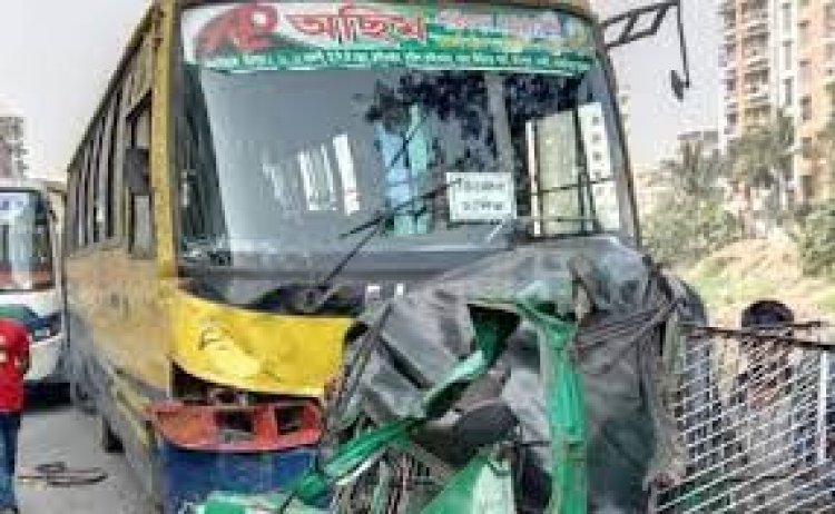 বনশ্রীতে অটোরিকশাকে বাসের ধাক্কায় চালকসহ নিহত ২