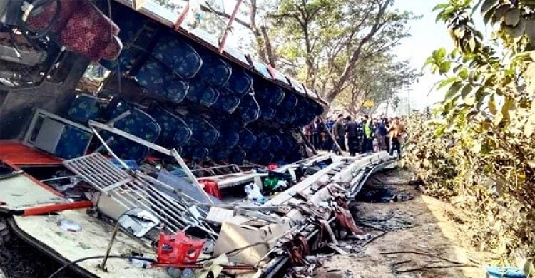 সিরাজগঞ্জে বাসচাপায় অটোভ্যানের ৫ যাত্রী নিহত