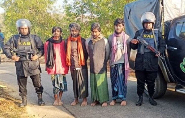 নাইক্ষ্যংছড়ির গহীন পাহাড়ে অস্ত্রসহ ৪ রোহিঙ্গা আটক