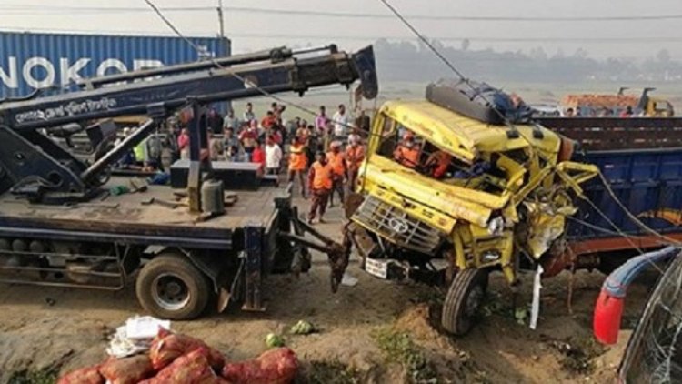 টাঙ্গাইলে সড়ক দুর্ঘটনায় নিহত ৬