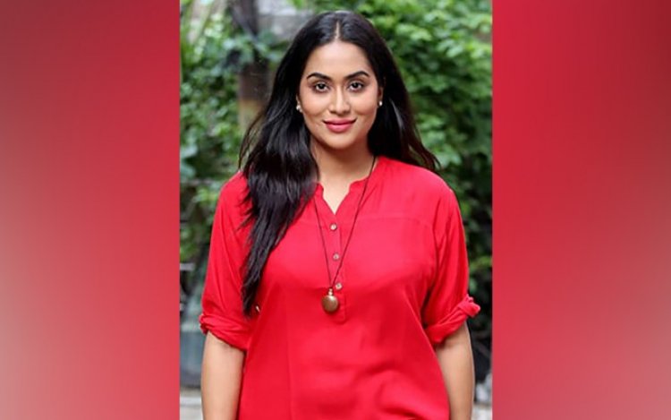 সেরার পুরস্কার পেলেন মম