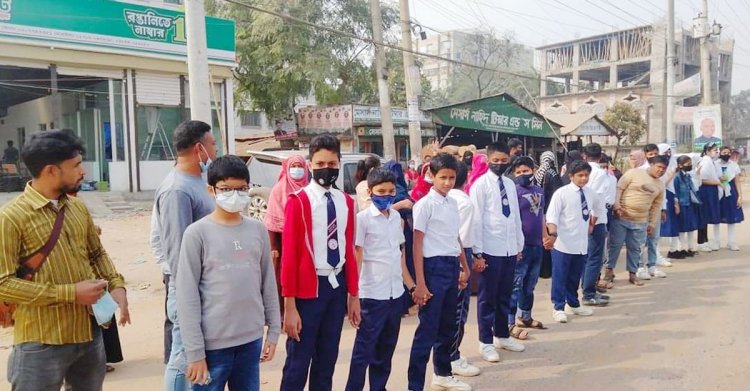 স্কুলে ভর্তি হতে না পেরে অভিভাবকসহ মহাসড়কে শিক্ষার্থীরা