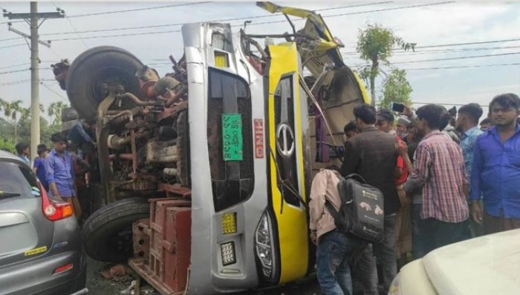 কক্সবাজারে পিকনিক বাসের সঙ্গে ট্রাকের সংঘর্ষ, নিহত ২