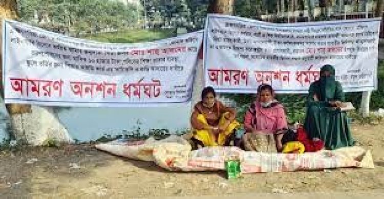 ব্রাহ্মণবাড়িয়ায় সাবেক স্বামীর বিরুদ্ধে মেয়েকে নিয়ে অনশনে নারী