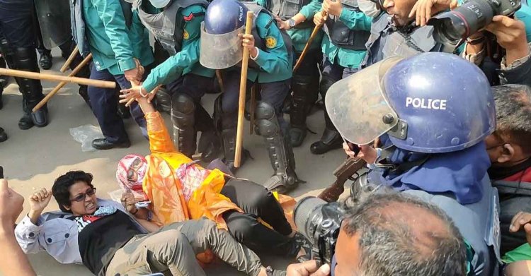 আন্দোলনকারীদের পুলিশের লাঠিচার্জ: আড়াই ঘণ্টা পরে যানচলাচল স্বাভাবিক