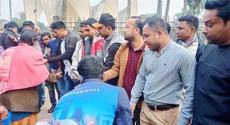 শহীদ জিয়াউর রহমানের জন্মবার্ষিকীতে দুস্থদের মাঝে খাবার বিতরণ করেছে ঢাবি ছাত্রদল