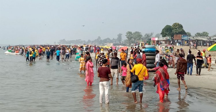 কুয়াকাটায় পর্যটকদের ভিড়, মানছেন না স্বাস্থ্যবিধি