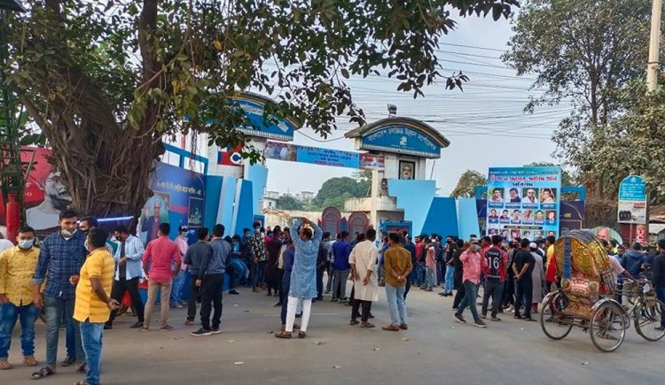 শিল্পীদের নির্বাচন দেখতে এফডিসির সামনে মানুষের ভিড়