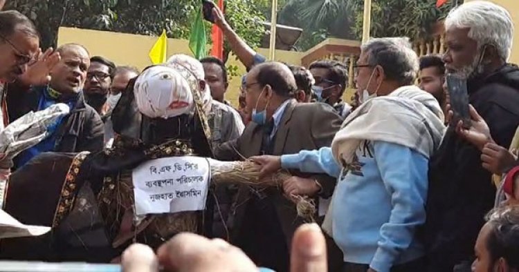 এফডিসির এমডির কুশপুতুল দাহ করলেন চলচ্চিত্রকর্মীরা