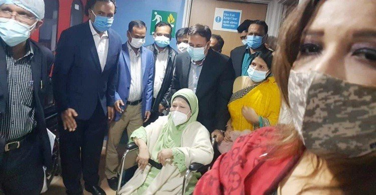 বাসায় ফিরলেন বিএনপি চেয়ারপারসন খালেদা জিয়া