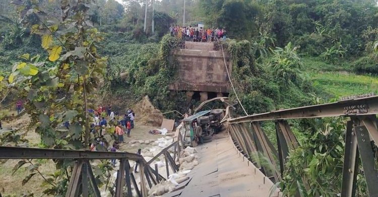 বান্দরবানে বেইলি ব্রিজ ভেঙে ট্রাকচালক নিহত, সড়ক যোগাযোগ বন্ধ