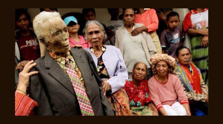 মৃতদের সঙ্গে খাওয়া-দাওয়া, সেলফি, তোরাজা জাতিদের আশ্চর্য উৎসব!