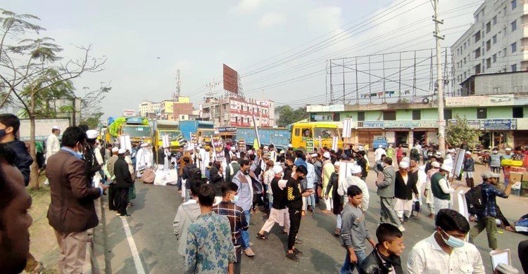 এলজিআরডি মন্ত্রীর অপসারণ দাবীতে কুমিল্লায় তরিকত ফেডারেশনের সড়ক অবরোধ