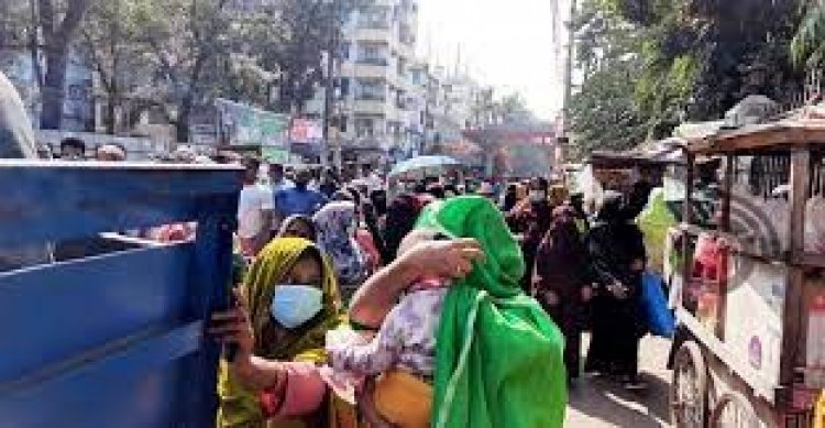 কোলের শিশু নিয়ে টিসিবির লাইনে ঘণ্টার পর ঘণ্টা অপেক্ষা