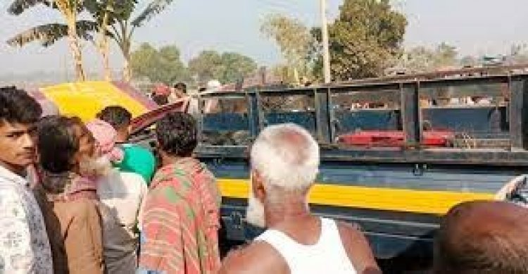 ২৫ কিশোরকে নিয়ে সড়কে উল্টে গেলো পিকনিকের গাড়ি