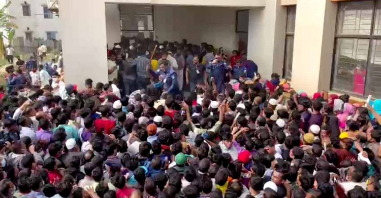 সাভারে টিকা কেন্দ্রে জনস্রোত: পুলিশের লাঠিপেটায় আহত ১৪