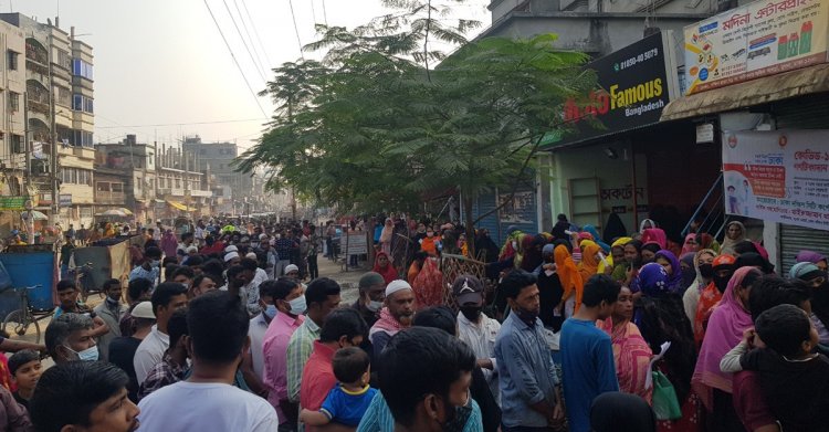 বন্ধ হচ্ছে প্রথম ডোজ, টিকাপ্রত্যাশীদের দীর্ঘ লাইন