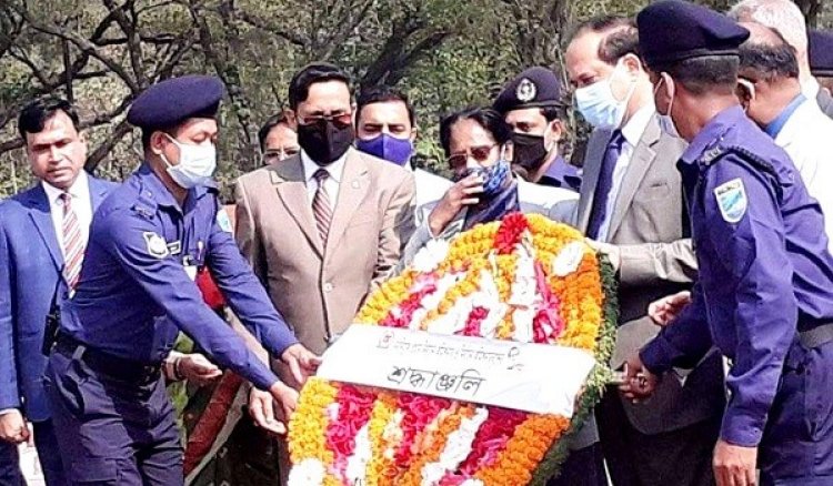 জাতীয় স্মৃতিসৌধে সিইসির শ্রদ্ধা
