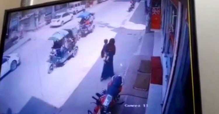 রাস্তায় বের হতেই শিশুকে নিয়ে পালালেন নারী