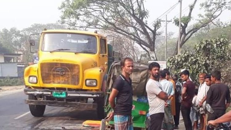 হবিগঞ্জে ট্রাকচাপায় অটোরিকশাচালকসহ নিহত ৩