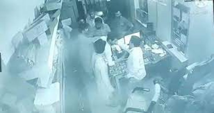 ঠাকুরগাঁওয়ে স্টেশন মাস্টারকে লাঞ্ছিত করেছে ছাত্রলীগের নেতাকর্মীরা: ভিডিও ভাইরাল