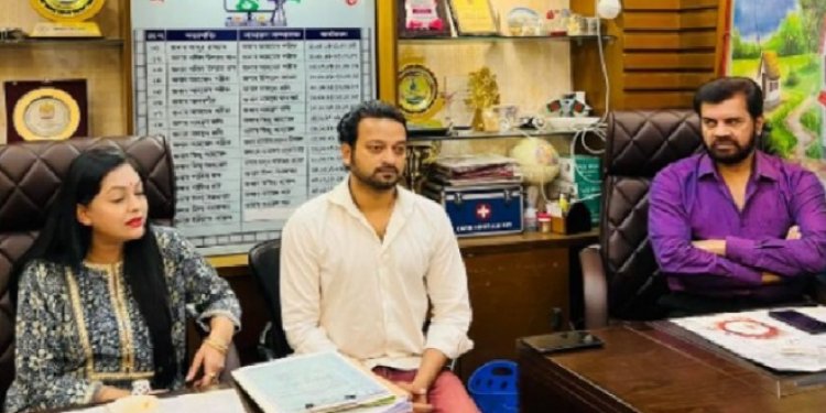 সাধারণ সম্পাকদের চেয়ারে বসে মিটিং ও নিপুণের ব্যাখা