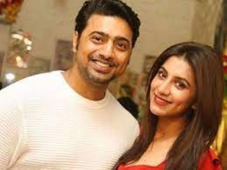 ছুটির দিনে রুক্মিণীকে নিয়ে মেট্রো সফরে দেব