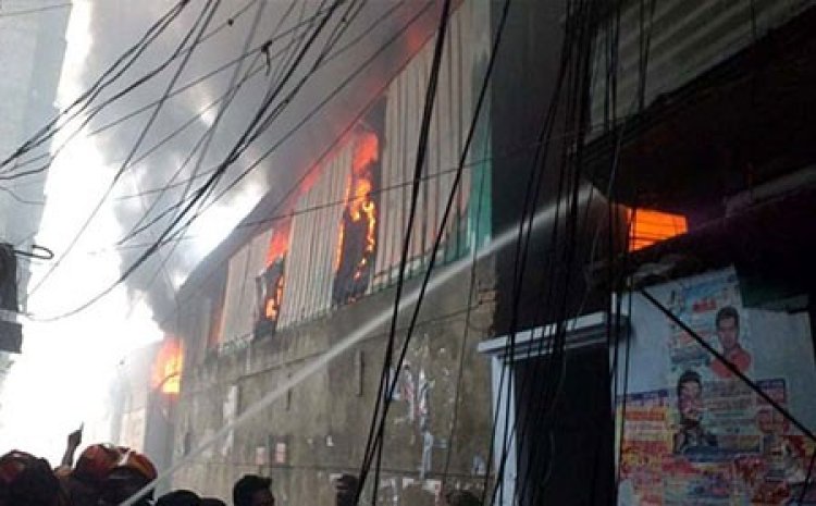 রাজধানীর পুরান ঢাকায় প্লাস্টিকের কারখানায় আগুন