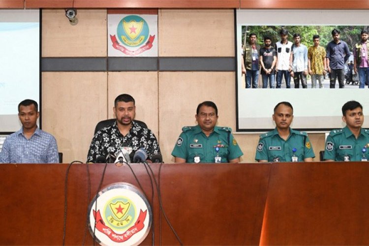 অনলাইনে অর্ডার নিয়ে ছেড়া-পুরানো কাপড় পাঠাতো তারা