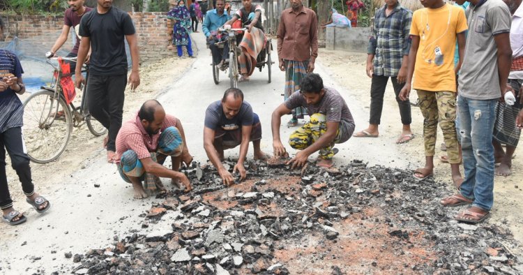 সপ্তাহ পার না হতেই উঠে যাচ্ছে নতুন সড়কের পিচ