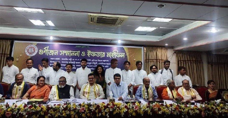 জাঁকজমক ইফতারে ১২ গুণীজনকে সম্মাননা দিলো বাচসাস