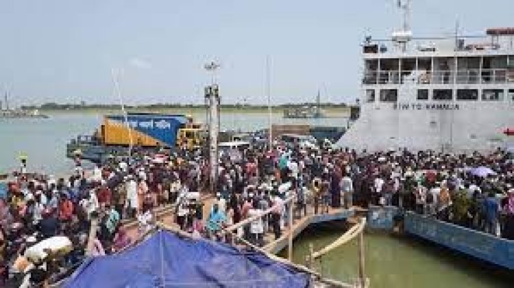 বাংলাবাজার ঘাটে যাত্রীর চাপ, বাড়তি ভাড়া আদায়ের অভিযোগ